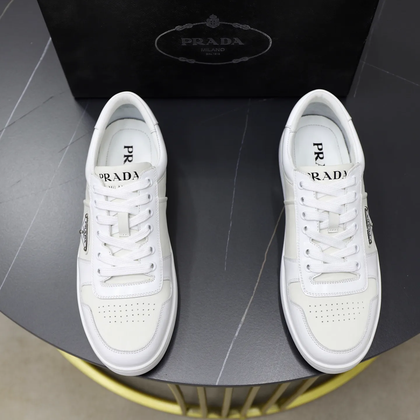 Factory price: 600💰Top original order Brand: PRADA (Prada) Standard code: Men's size 38/44 (45 can be customized) Grade: Same as the official website Material: Original cowhide surface splicing, cowhide lining, original wear-resistant soft outsole Style category: casual sports shoes, young fashion, European and American trends, British style Color: actual picture color